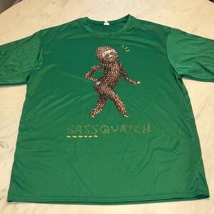 Fun green Sassquatch graphic tee size Large